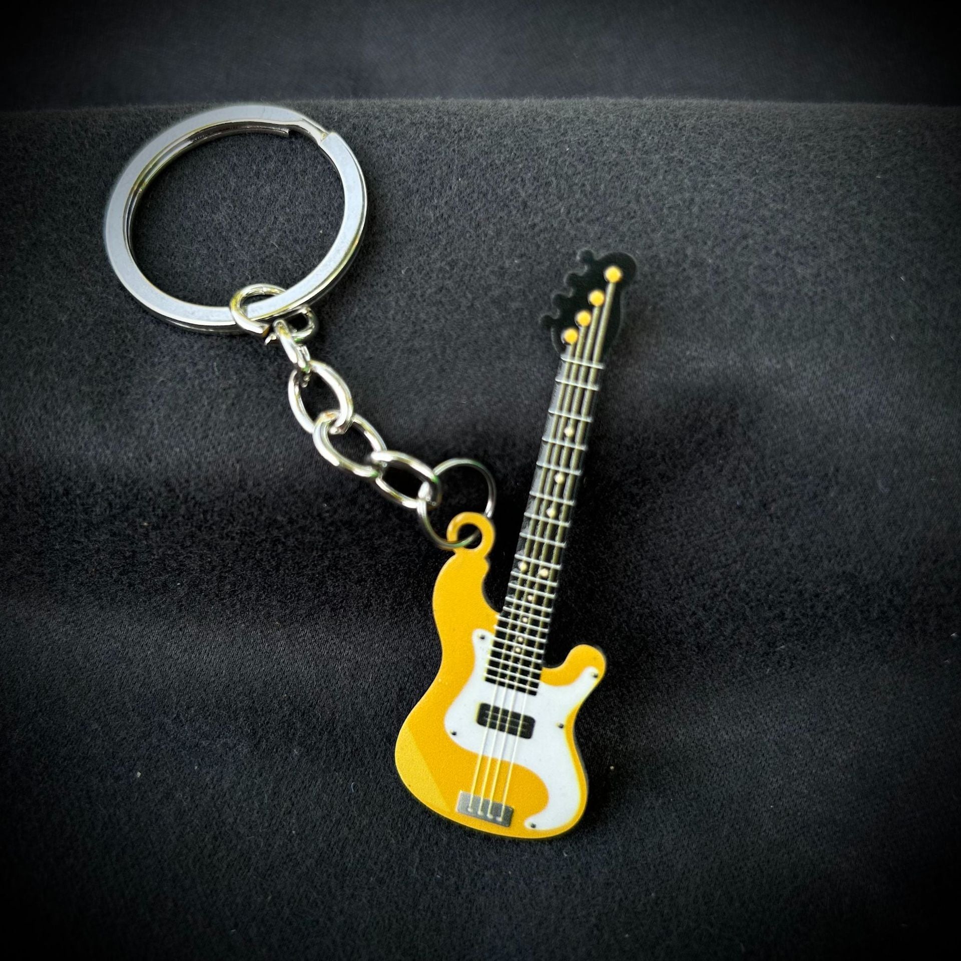 Llavero de guitarra en estampado de color de acero inoxidable al por mayor